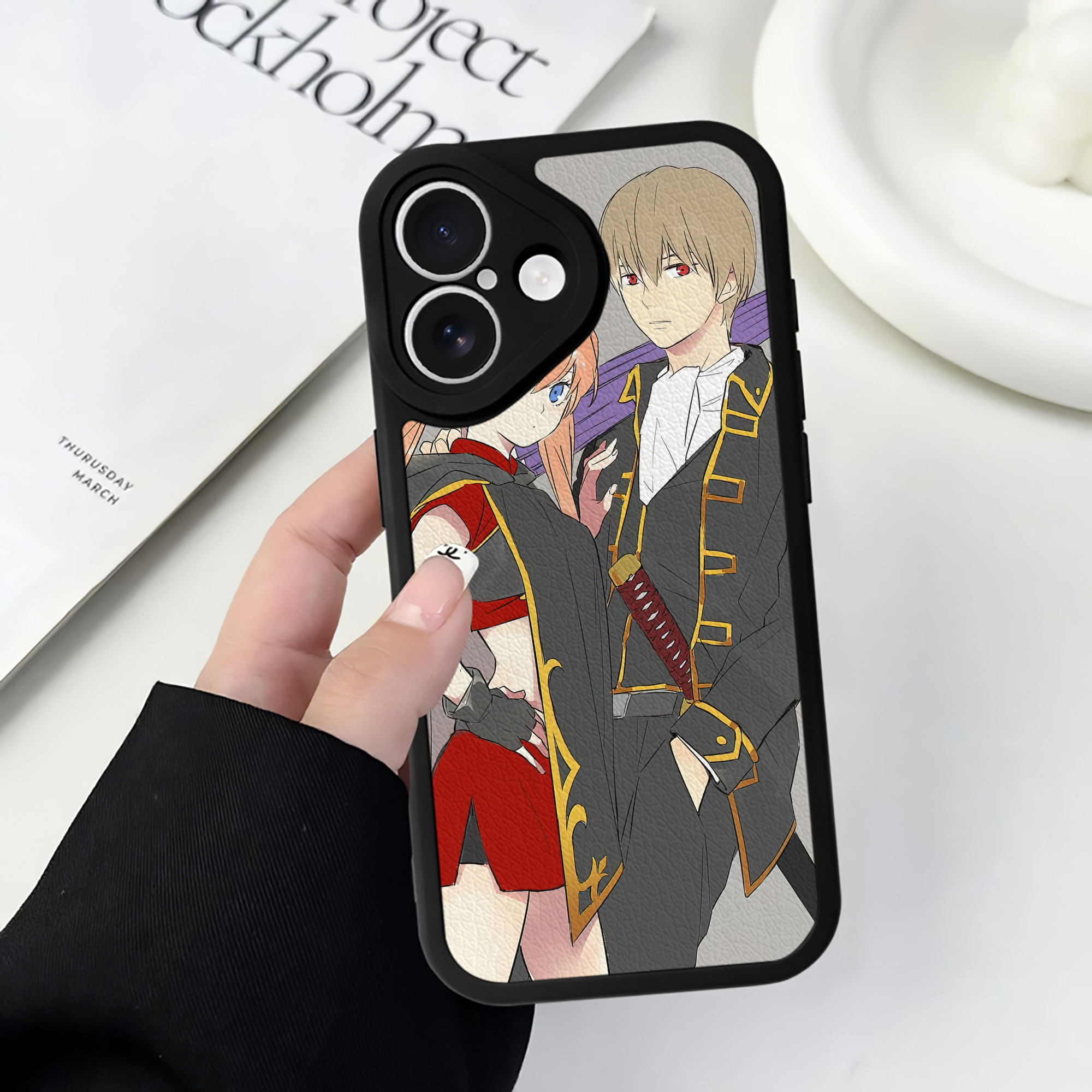 ぎんたま 坂田銀時（さかたぎんとき） 神楽 志村新八（しむら しんぱち） GINTAMA Sakata Gintoki Kagura Shimura Shinpachi 【iPhone 16シリーズ対応】シリコンスマホケース（レザー調） 材質：シリコン